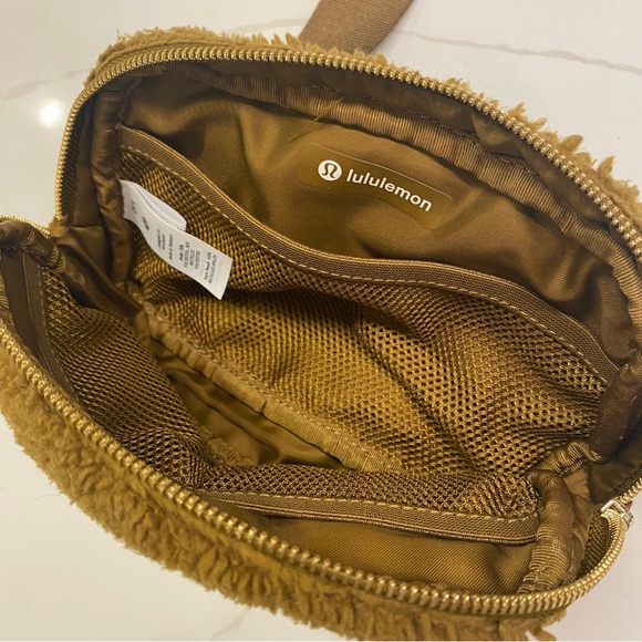 Lululemon Sherpa camel Everywhere Belt bag - Picture 6 of 10